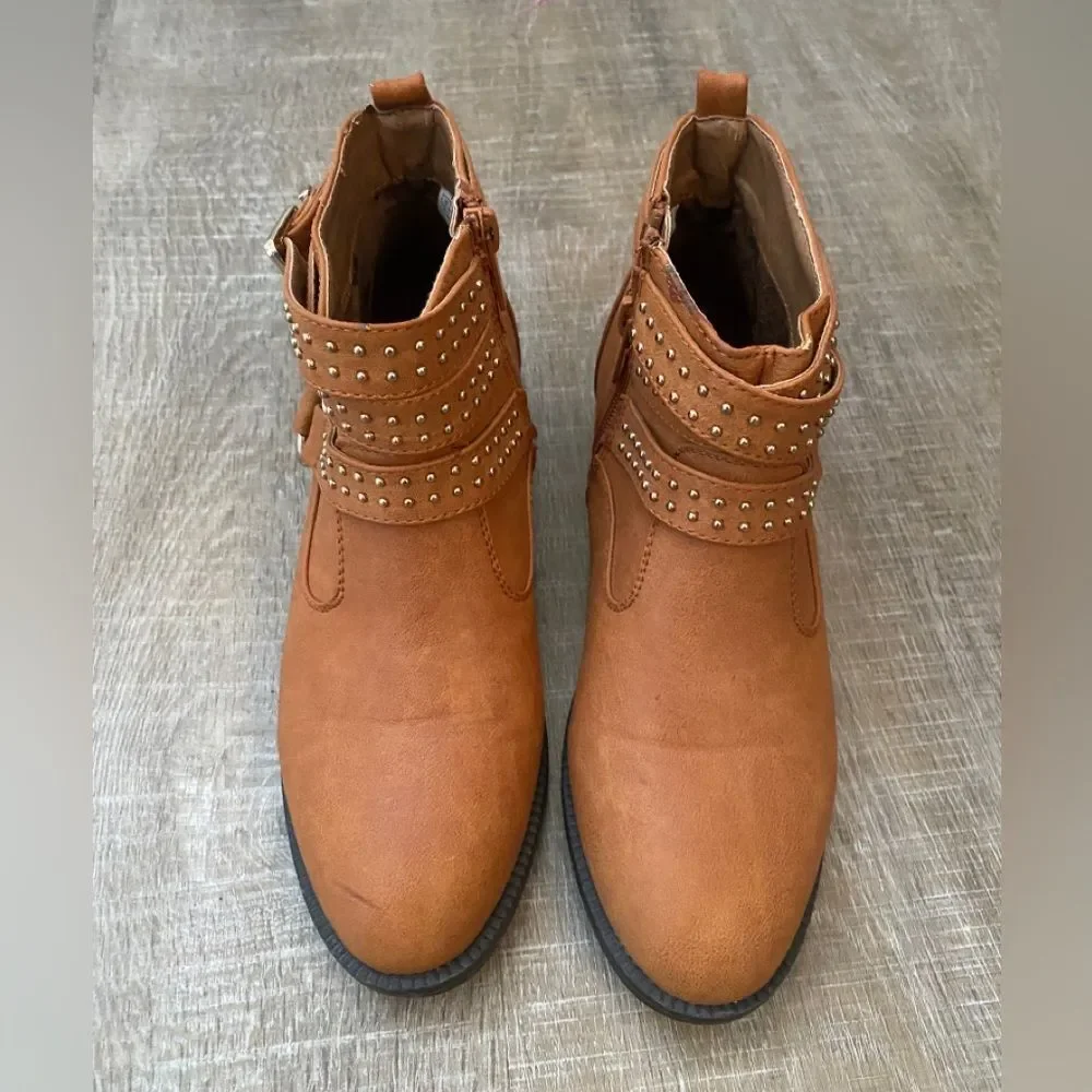 Tan Low Ankle Boots Vegan Faux Leather Women's 6.5 Studs Buckle Western Boho